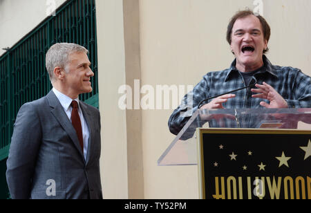 L'acteur Christoph Waltz (L) est à l'écoute de commentaires par le réalisateur Quentin Tarantino lors d'une cérémonie de dévoilement honorant Valse avec la 2,536ème étoile sur le Hollywood Walk of Fame à Los Angeles le 1 décembre 2014. UPI/Jim Ruymen Banque D'Images