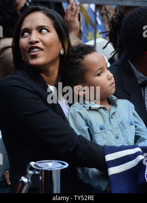 Helen Lasichanh, l'épouse du chanteur et auteur-compositeur Pharrell Williams et leur fils de 5 ans Rocket regarder lors d'une cérémonie de dévoilement d'honorer avec le Pharrell 2,537ème étoile sur le Hollywood Walk of Fame à Los Angeles le 4 décembre 2014. UPI/Jim Ruymen Banque D'Images