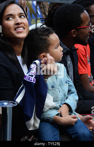 Helen Lasichanh, l'épouse du chanteur et auteur-compositeur Pharrell Williams et leur fils de 5 ans Rocket regarder lors d'une cérémonie de dévoilement d'honorer avec le Pharrell 2,537ème étoile sur le Hollywood Walk of Fame à Los Angeles le 4 décembre 2014. UPI/Jim Ruymen Banque D'Images
