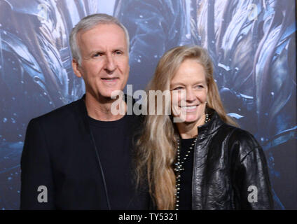 James Cameron, directeur, gauche et Suzy amis assister à la première de the motion picture fantasy "Le Hobbit : la Bataille des Cinq Armées" au théâtre chinois de Grauman dans la section Hollywood de Los Angeles le 9 décembre 2014. Scénario : Bilbo et compagnie sont forcés de s'engager dans une guerre contre un ensemble de combattants et garder le terrifiant Smaug de l'acquisition d'un royaume de trésor et de faire disparaître la totalité de Middle-Earth, dans le troisième d'une trilogie de films sur JRR Tolkien's 1937 roman. UPI/Jim Ruymen Banque D'Images