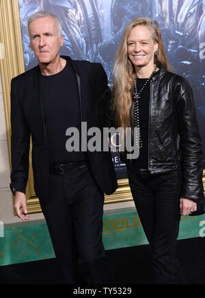 James Cameron, directeur, gauche et Suzy amis assister à la première de the motion picture fantasy "Le Hobbit : la Bataille des Cinq Armées" au théâtre chinois de Grauman dans la section Hollywood de Los Angeles le 9 décembre 2014. Scénario : Bilbo et compagnie sont forcés de s'engager dans une guerre contre un ensemble de combattants et garder le terrifiant Smaug de l'acquisition d'un royaume de trésor et de faire disparaître la totalité de Middle-Earth, dans le troisième d'une trilogie de films sur JRR Tolkien's 1937 roman. UPI/Jim Ruymen Banque D'Images