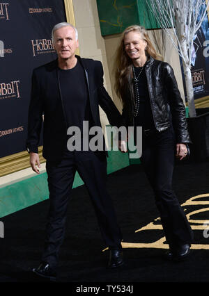 James Cameron, directeur, gauche et Suzy amis assister à la première de the motion picture fantasy "Le Hobbit : la Bataille des Cinq Armées" au théâtre chinois de Grauman dans la section Hollywood de Los Angeles le 9 décembre 2014. Scénario : Bilbo et compagnie sont forcés de s'engager dans une guerre contre un ensemble de combattants et garder le terrifiant Smaug de l'acquisition d'un royaume de trésor et de faire disparaître la totalité de Middle-Earth, dans le troisième d'une trilogie de films sur JRR Tolkien's 1937 roman. UPI/Jim Ruymen Banque D'Images