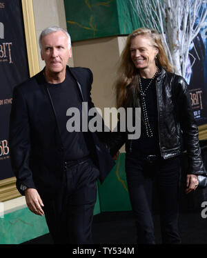 James Cameron, directeur, gauche et Suzy amis assister à la première de the motion picture fantasy "Le Hobbit : la Bataille des Cinq Armées" au théâtre chinois de Grauman dans la section Hollywood de Los Angeles le 9 décembre 2014. Scénario : Bilbo et compagnie sont forcés de s'engager dans une guerre contre un ensemble de combattants et garder le terrifiant Smaug de l'acquisition d'un royaume de trésor et de faire disparaître la totalité de Middle-Earth, dans le troisième d'une trilogie de films sur JRR Tolkien's 1937 roman. UPI/Jim Ruymen Banque D'Images
