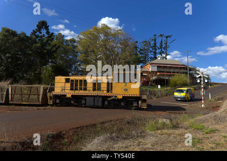 La canne à sucre à pleine charge train dans Cordalba près de Childers Queensland Australie Banque D'Images