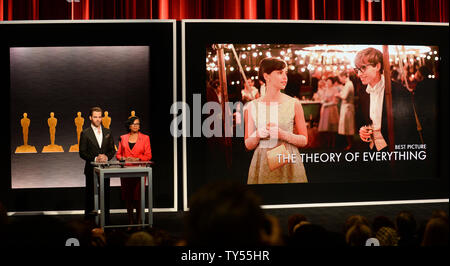 L'acteur Chris Pine et l'Academy of Motion Picture Arts and Sciences, Président Cheryl Boone Isaacs annoncer le film 'La théorie de Tout" comme pour le meilleur candidat Photo au Samuel Goldwyn Theater de Los Angeles, Californie le 15 janvier 2015. La 87e Academy Awards annuels sera retransmis en direct sur ABC à partir de Los Angeles le 22 février. Photo par Jim Ruymen/UPI Banque D'Images