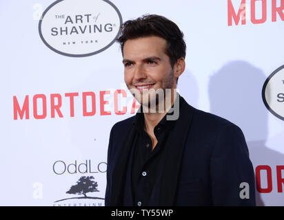 Guy acteur Burnett assiste à la première de the motion picture comedy 'Mortdecai" au théâtre chinois de Grauman dans la section Hollywood de Los Angeles le 21 janvier 2015. Scénario : Juggling certains Russes en colère, le MI5 britannique, son épouse et un incroyablement leggy terroriste international, débonnaire et marchand d'art à temps rogue Charlie Mortdecai doivent traverser le monde armé seulement de sa beauté et son charme particulier dans une course pour récupérer un tableau volé répandu pour contenir le code d'un compte bancaire perdu rempli d'or nazi. Photo par Jim Ruymen/UPI Banque D'Images