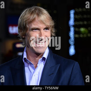 Producteur Michael Bay assiste à la première de the motion picture thriller de science-fiction "Projet Almanac' au théâtre chinois de Grauman dans la section Hollywood de Los Angeles le 27 janvier 2015. Scénario : Comme un groupe d'amis découvrent des plans pour une machine de temps, ils le construire et l'utiliser pour régler leurs problèmes et le gain personnel. Mais comme l'avenir s'écroule avec les catastrophes naturelles, et chacun d'entre eux disparaissent peu à peu, ils doivent retourner dans le passé pour s'assurer qu'ils n'ont jamais inventé la machine ou faire face à la destruction de l'humanité. Photo par Jim Ruymen/UPI Banque D'Images