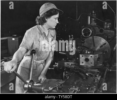 Grace Janota, ancien grand magasin greffier, est maintenant un tour opérateur à une usine d'avions de l'Ouest la production de bombardiers B-24 et C-87 de transport. Banque D'Images