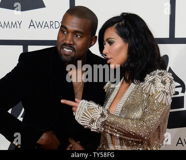 Le rappeur Kanye West et Kim Kardashian arrivent pour la 57e cérémonie des Grammy Awards au Staples Center de Los Angeles le 8 février 2015. Photo par Jim Ruymen/UPI Banque D'Images