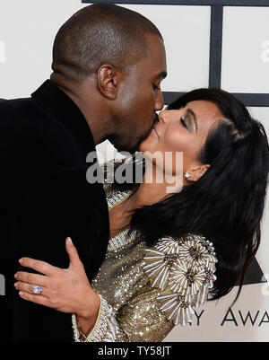 Le rappeur Kanye West et Kim Kardashian arrivent pour la 57e cérémonie des Grammy Awards au Staples Center de Los Angeles le 8 février 2015. Photo par Jim Ruymen/UPI Banque D'Images