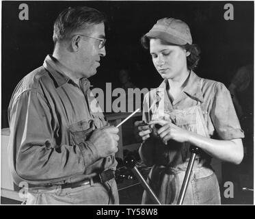 Grace Janota, ancien grand magasin greffier, a reçu une formation de tourneur par Dolkas Rudolph, qui a déserté l'armée autrichienne comme sergent en 1913 et sont venus dans ce pays. Banque D'Images