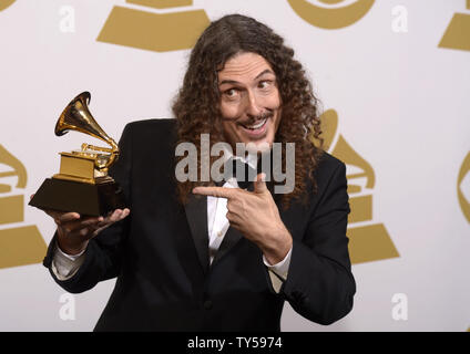 Chanteur Weird Al' Yankovic, gagnant du meilleur album de comédie pour «obligatoires Fun" pose en coulisses lors de la 57e cérémonie des Grammy Awards au Staples Center de Los Angeles le 8 février 2015 Photo par Phil McCarten/UPI Banque D'Images