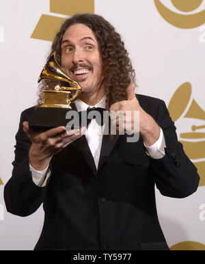 Chanteur Weird Al' Yankovic, gagnant du meilleur album de comédie pour «obligatoires Fun" pose en coulisses lors de la 57e cérémonie des Grammy Awards au Staples Center de Los Angeles le 8 février 2015 Photo par Phil McCarten/UPI Banque D'Images