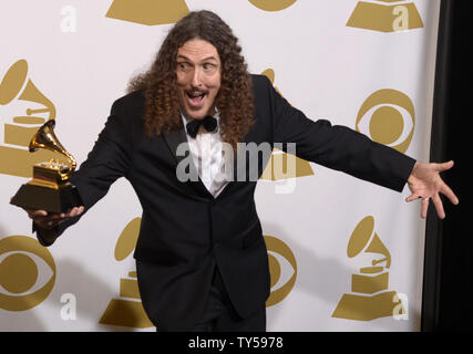 Chanteur Weird Al' Yankovic, gagnant du meilleur album de comédie pour «obligatoires Fun" pose en coulisses lors de la 57e cérémonie des Grammy Awards au Staples Center de Los Angeles le 8 février 2015 Photo par Phil McCarten/UPI Banque D'Images