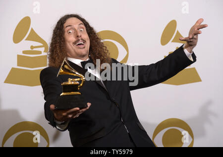 Chanteur Weird Al' Yankovic, gagnant du meilleur album de comédie pour «obligatoires Fun" pose en coulisses lors de la 57e cérémonie des Grammy Awards au Staples Center de Los Angeles le 8 février 2015 Photo par Phil McCarten/UPI Banque D'Images