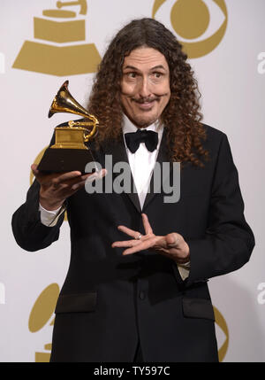 Chanteur Weird Al' Yankovic, gagnant du meilleur album de comédie pour «obligatoires Fun" pose en coulisses lors de la 57e cérémonie des Grammy Awards au Staples Center de Los Angeles le 8 février 2015 Photo par Phil McCarten/UPI Banque D'Images