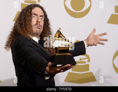 Chanteur Weird Al' Yankovic, gagnant du meilleur album de comédie pour «obligatoires Fun" pose en coulisses lors de la 57e cérémonie des Grammy Awards au Staples Center de Los Angeles le 8 février 2015 Photo par Phil McCarten/UPI Banque D'Images