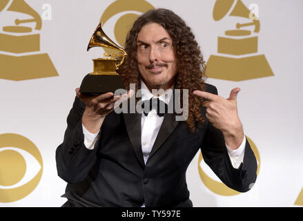 Chanteur Weird Al' Yankovic, gagnant du meilleur album de comédie pour «obligatoires Fun" pose en coulisses lors de la 57e cérémonie des Grammy Awards au Staples Center de Los Angeles le 8 février 2015 Photo par Phil McCarten/UPI Banque D'Images