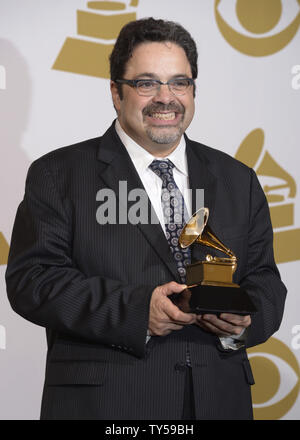 Musicien Arturo O'Farrill, gagnant du meilleur album de jazz latin pour "l'infraction du tambour, pose des coulisses lors de la 57e cérémonie des Grammy Awards au Staples Center de Los Angeles le 8 février 2015 Photo par Phil McCarten/UPI Banque D'Images