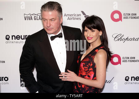 Alec Baldwin et sa femme Hilaria arrivent pour l'Elton John AIDS Foundation Academy Awards Viewing Party à West Hollywood Park à Los Angeles le 22 février 2015. Photo par Jonathan Alcorn/UPI Banque D'Images