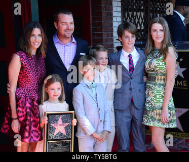 L'acteur Chris O'Donnell rassemble avec son épouse Caroline Fentress (L) et leurs enfants Maeve Frances, Finley, Charles McHugh, Christopher Eugene et Lily Anne (L-R, l'avant-plan) lors d'une cérémonie de dévoilement d'honorer avec le 2,544ème étoile sur le Hollywood Walk of Fame à Los Angeles le 5 mars 2015. Photo par Jim Ruymen/UPI Banque D'Images