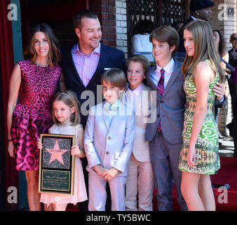L'acteur Chris O'Donnell rassemble avec son épouse Caroline Fentress (L) et leurs enfants Maeve Frances, Finley, Charles McHugh, Christopher Eugene et Lily Anne (L-R, l'avant-plan) lors d'une cérémonie de dévoilement d'honorer avec le 2,544ème étoile sur le Hollywood Walk of Fame à Los Angeles le 5 mars 2015. Photo par Jim Ruymen/UPI Banque D'Images