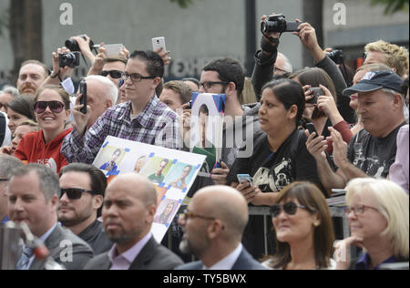 Regard sur des fans lors d'une cérémonie où l'acteur Jim Parsons reçoit le 2,545ème étoile sur le Hollywood Walk of Fame à Los Angeles le 11 mars 2015. Photo par Phil McCarten/UPI Banque D'Images