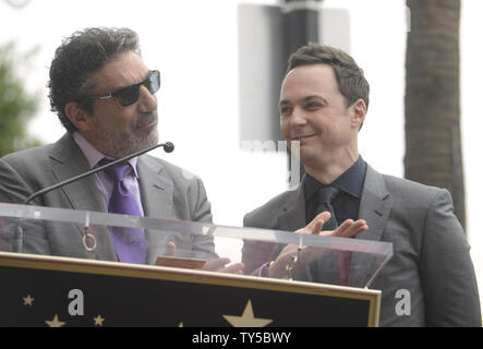 Jim Parsons (R) sourires que Chuck Lorre parle lors d'une cérémonie où Parsons reçoit le 2,545ème étoile sur le Hollywood Walk of Fame à Los Angeles le 11 mars 2015. Photo par Phil McCarten/UPI Banque D'Images