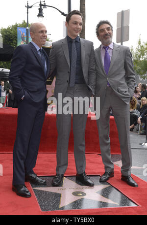 Jeffrey Katzenberg (L-R), Jim Parsons et Chuck Lorre poser pour les photographes lors d'une cérémonie où Parsons reçoit le 2,545ème étoile sur le Hollywood Walk of Fame à Los Angeles le 11 mars 2015. Photo par Phil McCarten/UPI Banque D'Images