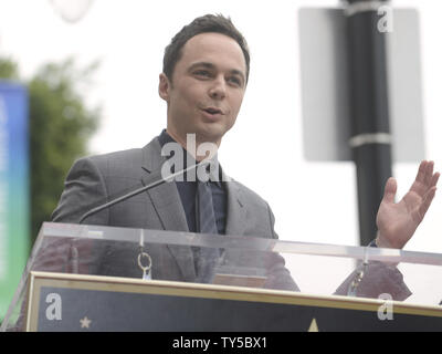 Jim Parsons parle lors d'une cérémonie où l'acteur reçoit le 2,545ème étoile sur le Hollywood Walk of Fame à Los Angeles le 11 mars 2015. Photo par Phil McCarten/UPI Banque D'Images