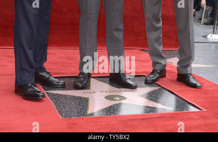 Jeffrey Katzenberg (L-R), Jim Parsons et Chuck Lorre poser pour les photographes lors d'une cérémonie où Parsons reçoit le 2,545ème étoile sur le Hollywood Walk of Fame à Los Angeles le 11 mars 2015. Photo par Phil McCarten/UPI Banque D'Images