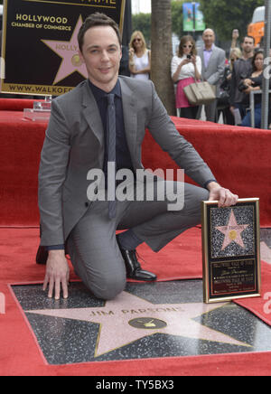 Jim Parsons pose pour photographes lors d'une cérémonie où l'acteur reçoit le 2,545ème étoile sur le Hollywood Walk of Fame à Los Angeles le 11 mars 2015. Photo par Phil McCarten/UPI Banque D'Images