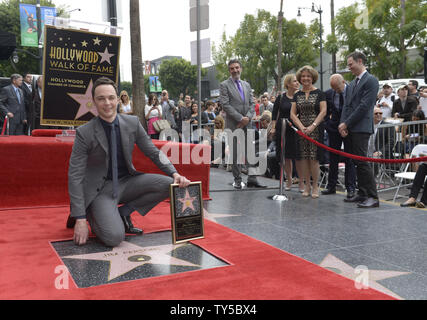 Jim Parsons pose pour photographes lors d'une cérémonie où l'acteur reçoit le 2,545ème étoile sur le Hollywood Walk of Fame à Los Angeles le 11 mars 2015. Photo par Phil McCarten/UPI Banque D'Images