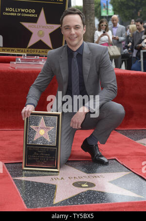 Jim Parsons pose pour photographes lors d'une cérémonie où l'acteur reçoit le 2,545ème étoile sur le Hollywood Walk of Fame à Los Angeles le 11 mars 2015. Photo par Phil McCarten/UPI Banque D'Images