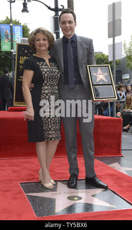 Jim Parsons (R) et sa mère Judy Parsons poser pour les photographes lors d'une cérémonie où l'acteur reçoit le 2,545ème étoile sur le Hollywood Walk of Fame à Los Angeles le 11 mars 2015. Photo par Phil McCarten/UPI Banque D'Images