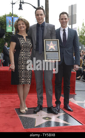 Jim Parsons (C) avec la mère Judy Parsons (L) et Todd Spiewak (R) de poser pour les photographes lors d'une cérémonie où l'acteur reçoit le 2,545ème étoile sur le Hollywood Walk of Fame à Los Angeles le 11 mars 2015. Photo par Phil McCarten/UPI Banque D'Images