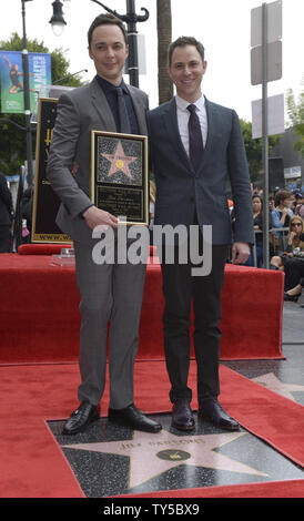 Jim Parsons (L) et Todd Spiewak (R) de poser pour les photographes lors d'une cérémonie où l'Parsons reçoit le 2,545ème étoile sur le Hollywood Walk of Fame à Los Angeles le 11 mars 2015. Photo par Phil McCarten/UPI Banque D'Images