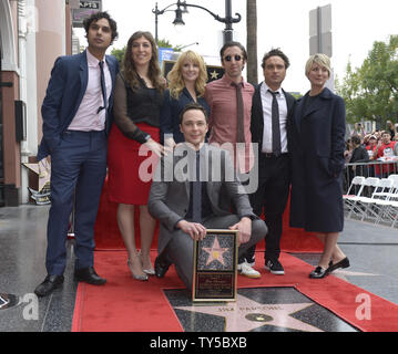 Jim Parsons, avant, avec d'autres acteurs (L-R) Mayim Bialik, Kunal Nayyar, Melissa Rauch, Simon Helberg, Johnny Galecki et Kaley Cuoco-Sweeting poser pour les photographes lors d'une cérémonie où l'Parsons reçoit le 2,545ème étoile sur le Hollywood Walk of Fame à Los Angeles le 11 mars 2015. Photo par Phil McCarten/UPI Banque D'Images