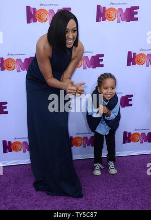 L'actrice Tia Mowry et son fils Taylor crie Hardict assister à la première de la comédie de science-fiction d'animation 'Accueil' au Regency Village Theatre dans la section de Westwood Los Angeles le 22 mars 2015. Scénario : Oh (Jim Parsons), un étranger sur l'exécuter à partir de son propre peuple, des terres sur la terre et se fait des amis avec l'aventureux Pointe (Rihanna), qui est dans une quête de son propre. Photo par Jim Ruymen/UPI Banque D'Images