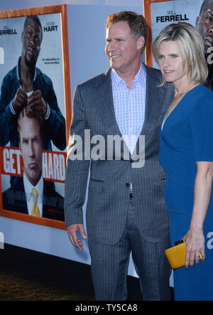 Acteur Will Ferrell (L) et sa femme Viveca Paulin assister à la première de the motion picture comédie 'Obtenir dur' au théâtre chinois de Grauman dans la section Hollywood de Los Angeles le 25 mars 2015. Scénario : Quand millionaire James King (Will Ferrell) est cloué pour fraude et à destination de San Quentin, il se tourne vers Darnell Lewis (Kevin Hart) de se préparer à aller derrière les barreaux. Photo par Jim Ruymen/UPI Banque D'Images