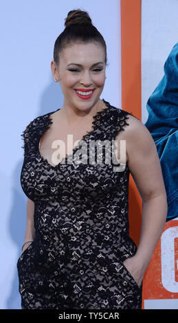 Alyssa Milano actrice assiste à la première de the motion picture comédie 'Obtenir dur' au théâtre chinois de Grauman dans la section Hollywood de Los Angeles le 25 mars 2015. Scénario : Quand millionaire James King (Will Ferrell) est cloué pour fraude et à destination de San Quentin, il se tourne vers Darnell Lewis (Kevin Hart) de se préparer à aller derrière les barreaux. Photo par Jim Ruymen/UPI Banque D'Images