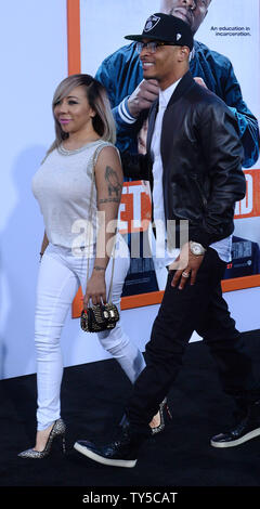 T.I. acteur et sa femme Tameka Cottle assister à la première de the motion picture comédie 'Obtenir dur' au théâtre chinois de Grauman dans la section Hollywood de Los Angeles le 25 mars 2015. Scénario : Quand millionaire James King (Will Ferrell) est cloué pour fraude et à destination de San Quentin, il se tourne vers Darnell Lewis (Kevin Hart) de se préparer à aller derrière les barreaux. Photo par Jim Ruymen/UPI Banque D'Images