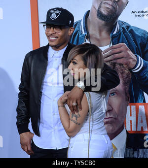 T.I. acteur et sa femme Tameka Cottle assister à la première de the motion picture comédie 'Obtenir dur' au théâtre chinois de Grauman dans la section Hollywood de Los Angeles le 25 mars 2015. Scénario : Quand millionaire James King (Will Ferrell) est cloué pour fraude et à destination de San Quentin, il se tourne vers Darnell Lewis (Kevin Hart) de se préparer à aller derrière les barreaux. Photo par Jim Ruymen/UPI Banque D'Images
