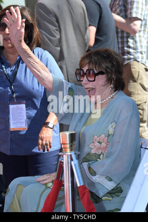 L'actrice Shirley MacLaine participe à une cérémonie empreinte de main & immortalisant Plummer dans l'avant-cour du Théâtre chinois de Grauman en IMAX Hollywood la section de Los Angeles le 27 mars 2015. Photo par /Jim Ruymen/UPI Banque D'Images