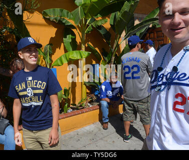 Un groupe de débordement de fans à l'extérieur d'un bar sur Sunset Blvd. à proximité de stade Dodgers durant les Dodgers de Los Angeles contre les San Diego Padres au stade Dodgers de Los Angeles le 6 avril 2015. Photo par Jim Ruymen/UPI Banque D'Images