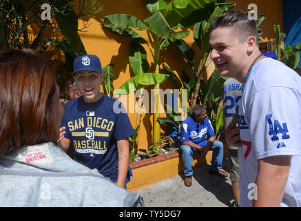 Un groupe de débordement de fans à l'extérieur d'un bar sur Sunset Blvd. à proximité de stade Dodgers durant les Dodgers de Los Angeles contre les San Diego Padres au stade Dodgers de Los Angeles le 6 avril 2015. Photo par Jim Ruymen/UPI Banque D'Images