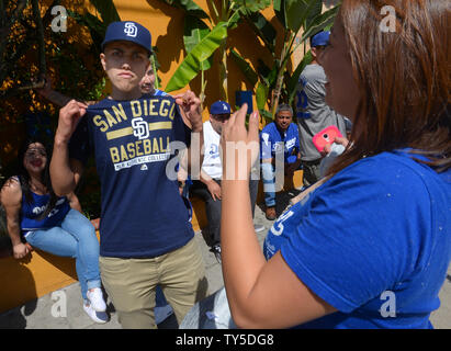 Un groupe de débordement de fans à l'extérieur d'un bar sur Sunset Blvd. à proximité de stade Dodgers durant les Dodgers de Los Angeles contre les San Diego Padres au stade Dodgers de Los Angeles le 6 avril 2015. Photo par Jim Ruymen/UPI Banque D'Images