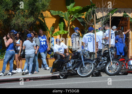 Un groupe de débordement de fans à l'extérieur d'un bar sur Sunset Blvd. à proximité de stade Dodgers durant les Dodgers de Los Angeles contre les San Diego Padres au stade Dodgers de Los Angeles le 6 avril 2015. Photo par Jim Ruymen/UPI Banque D'Images