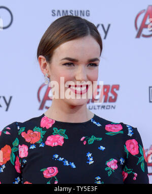 L'actrice Elizabeth Henstridge arrive pour la première du film 'thriller de science-fiction Avengers : Uncanny X-Men" au théâtre Dolby dans la section Hollywood de Los Angeles le 13 avril 2015. Scénario : Quand Tony Stark tente de lancer un programme de maintien de la dormance, les choses vont de travers et c'est à l'Avenger pour arrêter le méchant Ultron de promulguer ses terribles plans. Photo par Jim Ruymen/UPI Banque D'Images