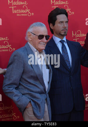 Producteur exécutif/créateur Stan Lee arrive sur le tapis rouge pour la première du film 'thriller de science-fiction Avengers : Uncanny X-Men" au théâtre Dolby dans la section Hollywood de Los Angeles le 13 avril 2015. Scénario : Quand Tony Stark tente de lancer un programme de maintien de la dormance, les choses vont de travers et c'est à l'Avenger pour arrêter le méchant Ultron de promulguer ses terribles plans. Photo par Jim Ruymen/UPI Banque D'Images